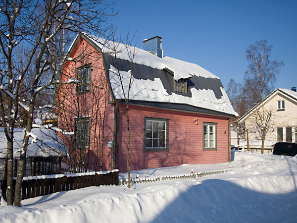 Mustanm&auml;nnist&ouml;nkatua